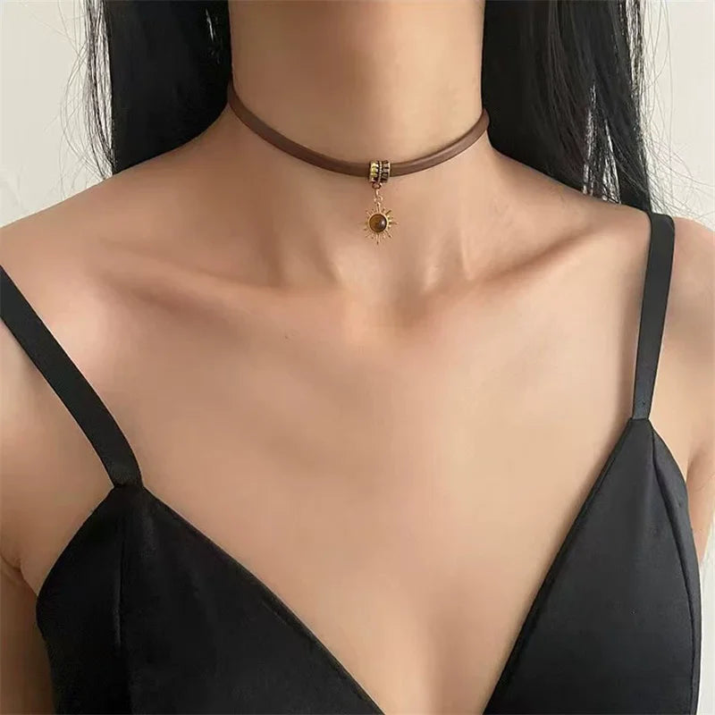 Collier cordon avec pendentif soleil et pierre d'oeil de tigre
