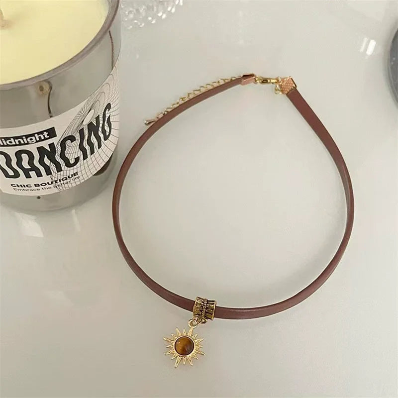 Collier cordon avec pendentif soleil et pierre d'oeil de tigre