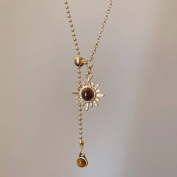 Gouden lariatketting met zonster-hangers en tijgeroogstenen