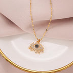 Beschermende halsketting met hanger met stralend blauw oog