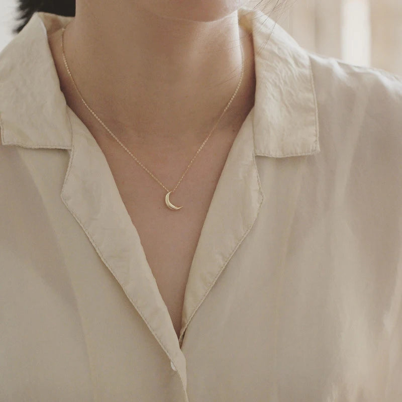 Collier Discret avec Pendentif Lune Femme or