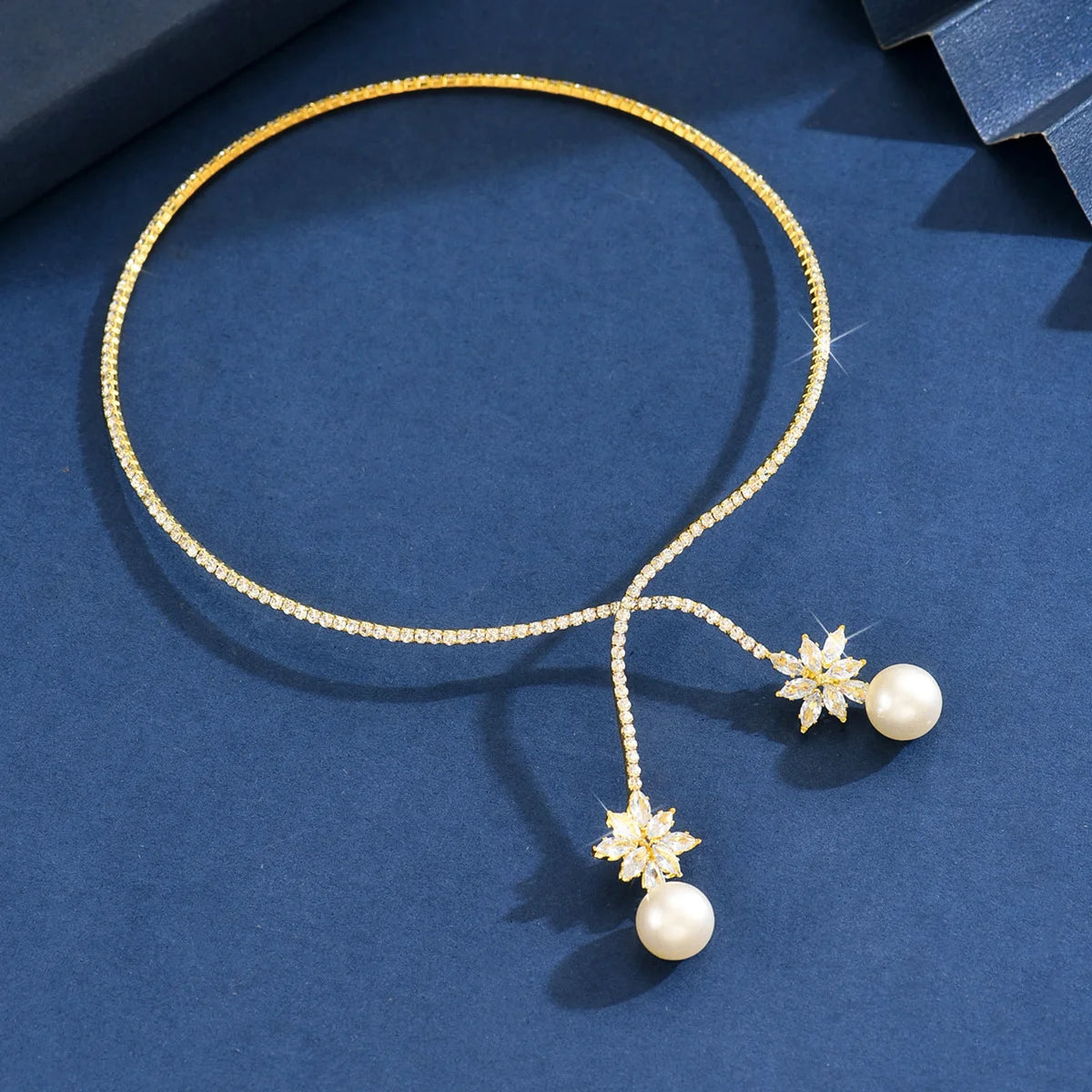 Collier élégant brillant avec perles