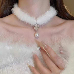 Collier Ras de Cou Elégant en Plumes avec Pendentif Perle