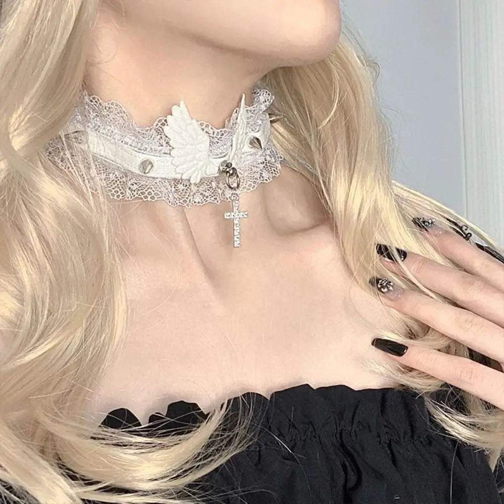 Kantencollier met witte engelenvleugelhanger