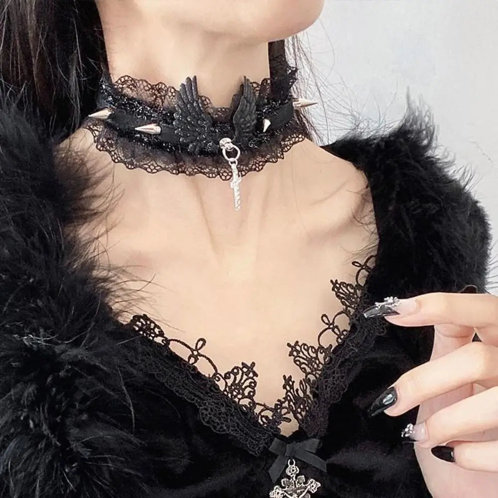 Kantencollier met zwarte engelenvleugelhanger