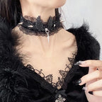 Kantencollier met zwarte engelenvleugelhanger