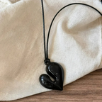 Collier en Lacet avec Pendentif Coeur noir