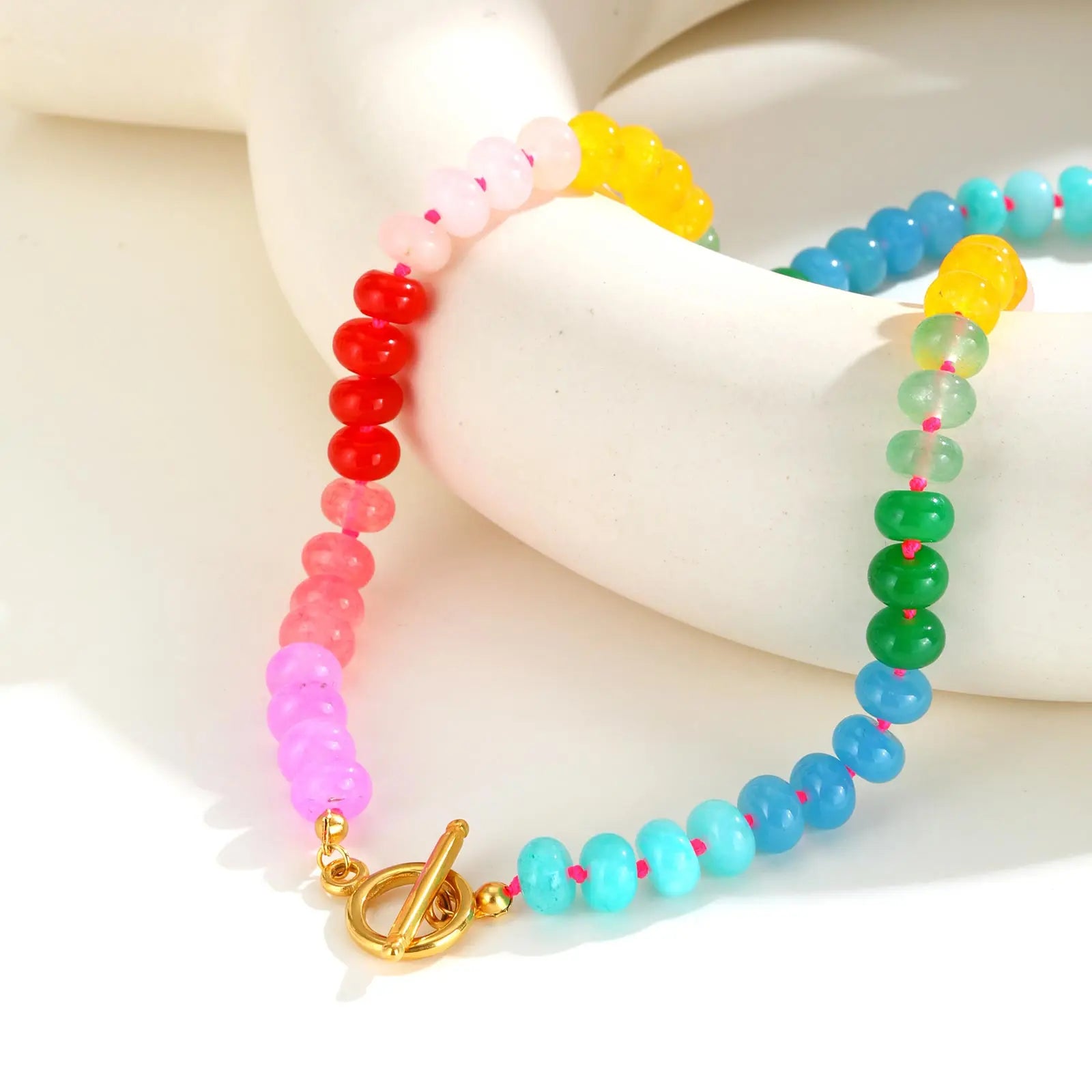 Ketting met regenbooghanger en kralen