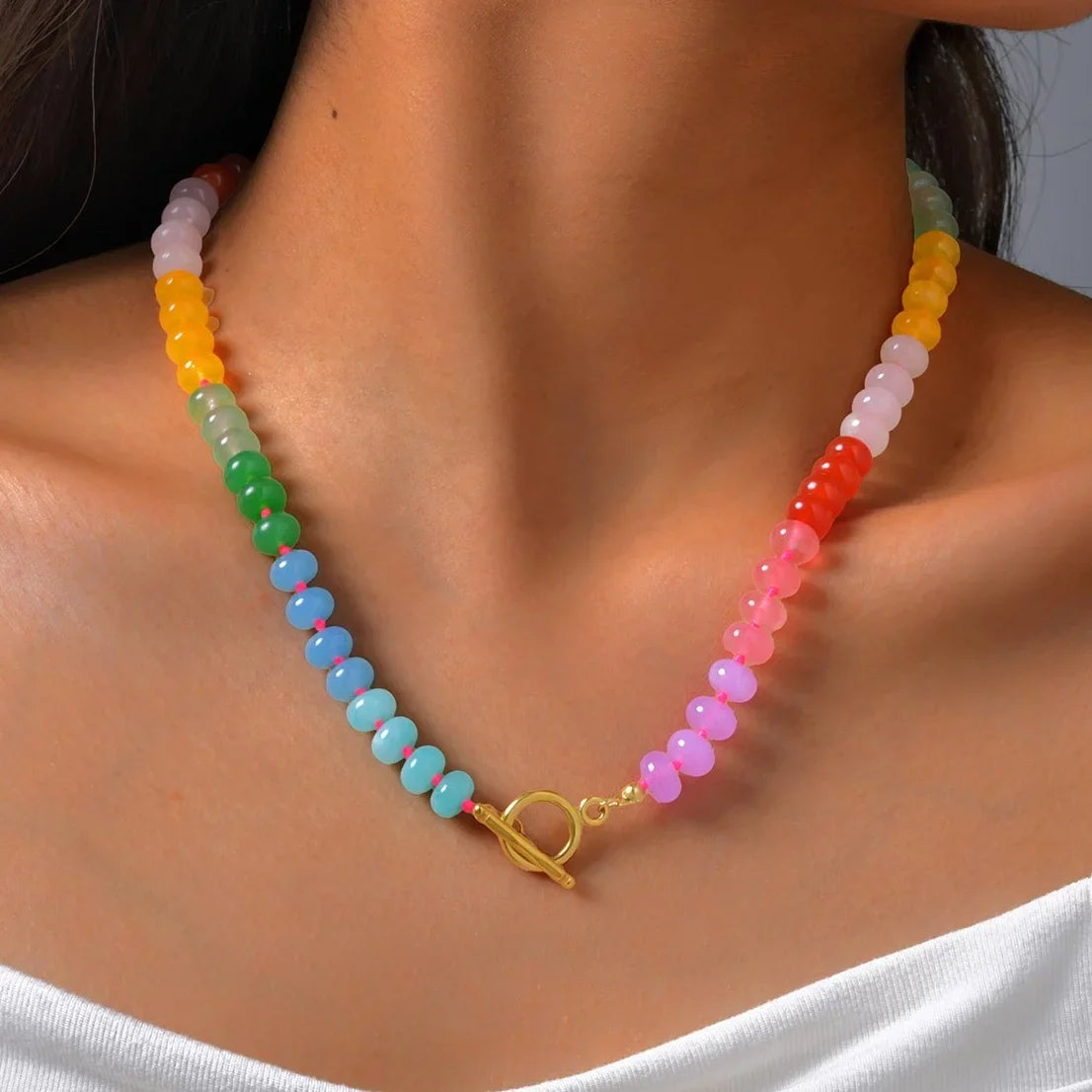 Ketting met regenbooghanger en kralen