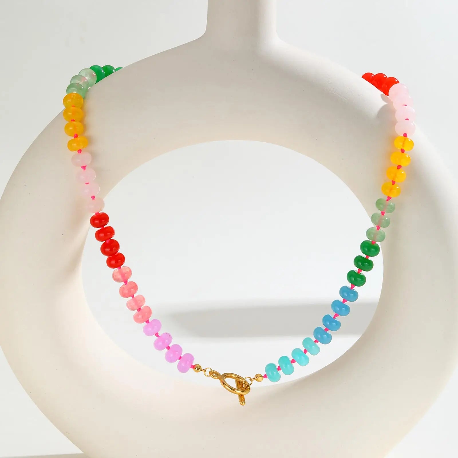 Ketting met regenbooghanger en kralen