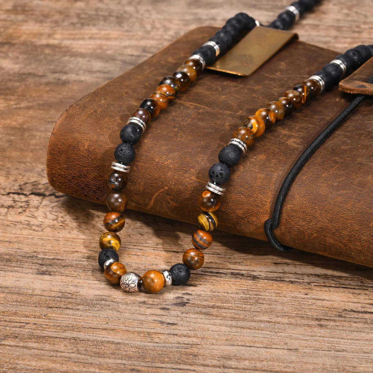 Ketting van lavastenen en tijgeroog met lotusbloemhanger
