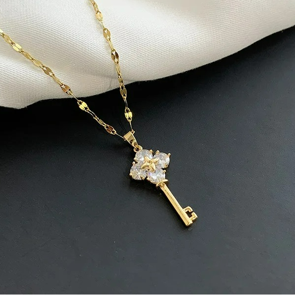 Ketting met sleutelhangertje met strass