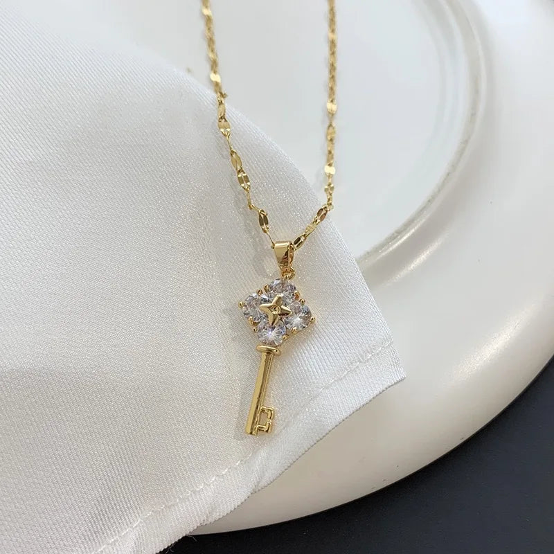 Ketting met sleutelhangertje met strass