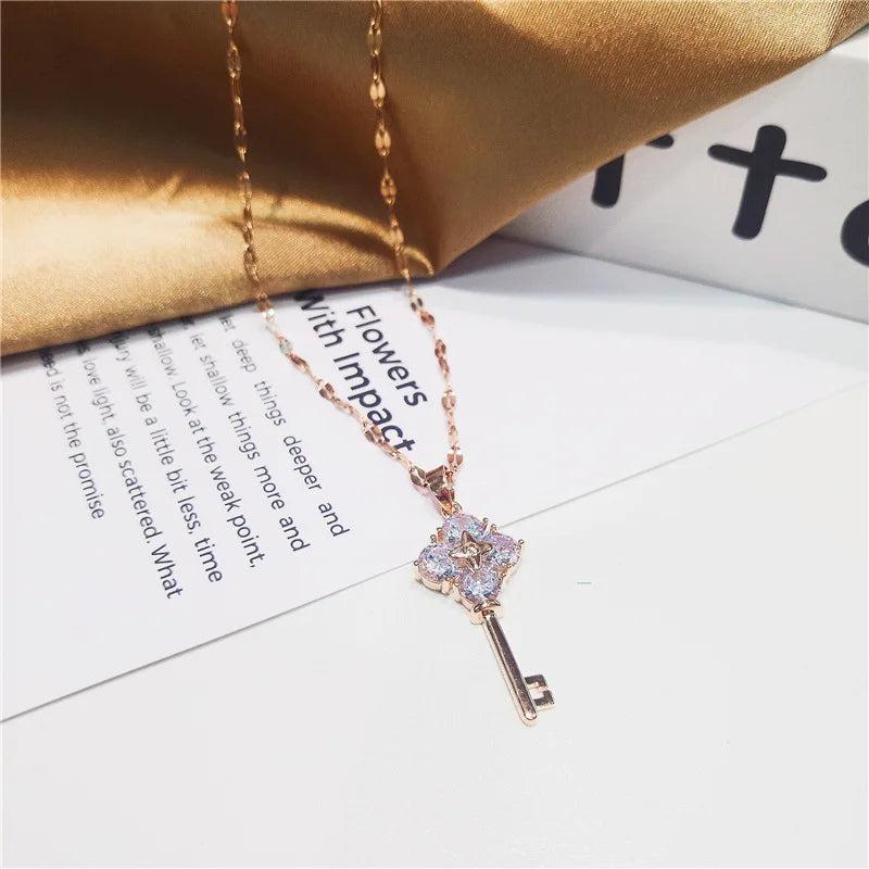 Ketting met sleutelhangertje met strass