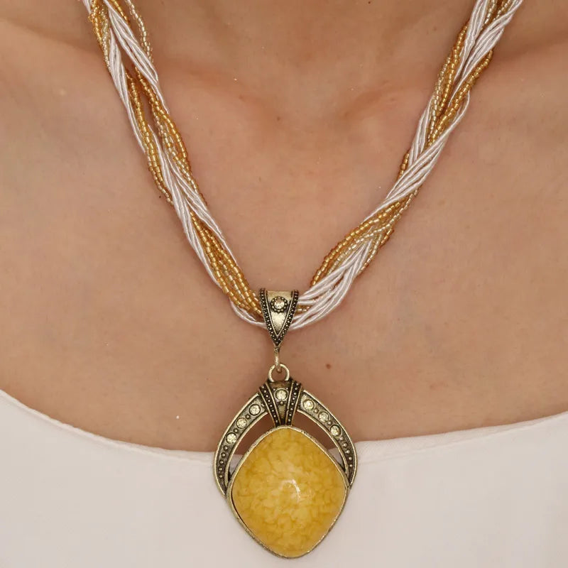 Collier Ethnique avec Grand Pendentif Ovale jaune