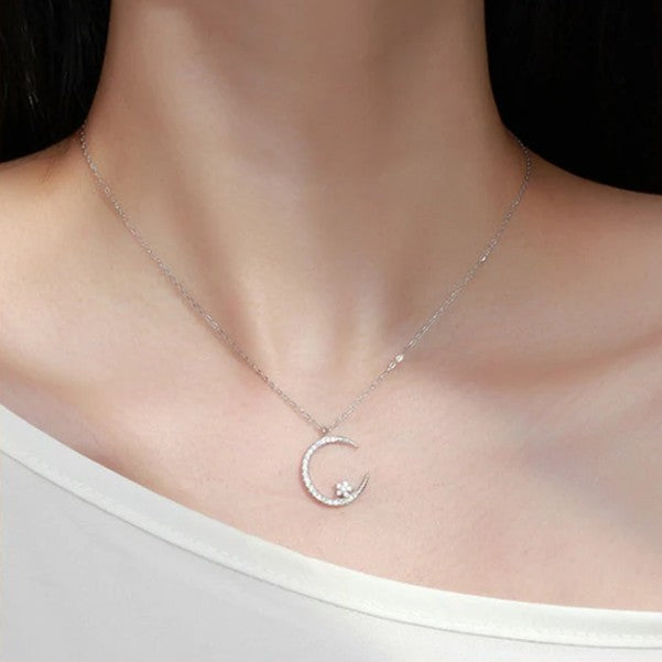 Collier étincelant avec pendentif d'étoile et de lune