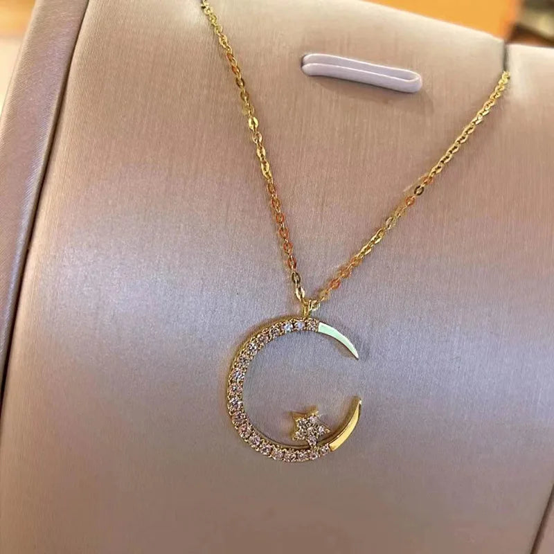 Collier étincelant avec pendentif d'étoile et de lune