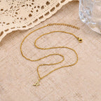 Damesketting met hanger met initiaalletter en hart