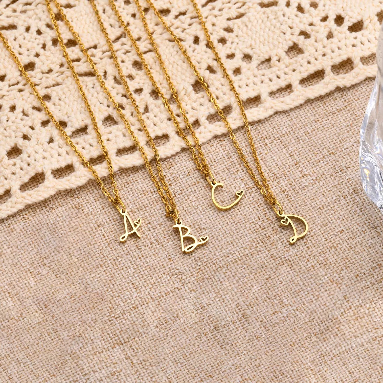 Damesketting met hanger met initiaalletter en hart