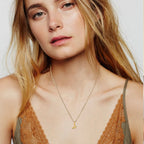 Damesketting met hanger met initiaalletter en hart
