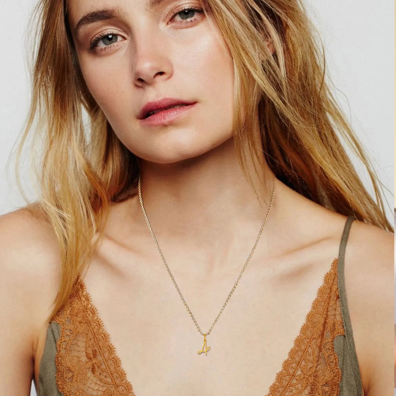 Damesketting met hanger met initiaalletter en hart