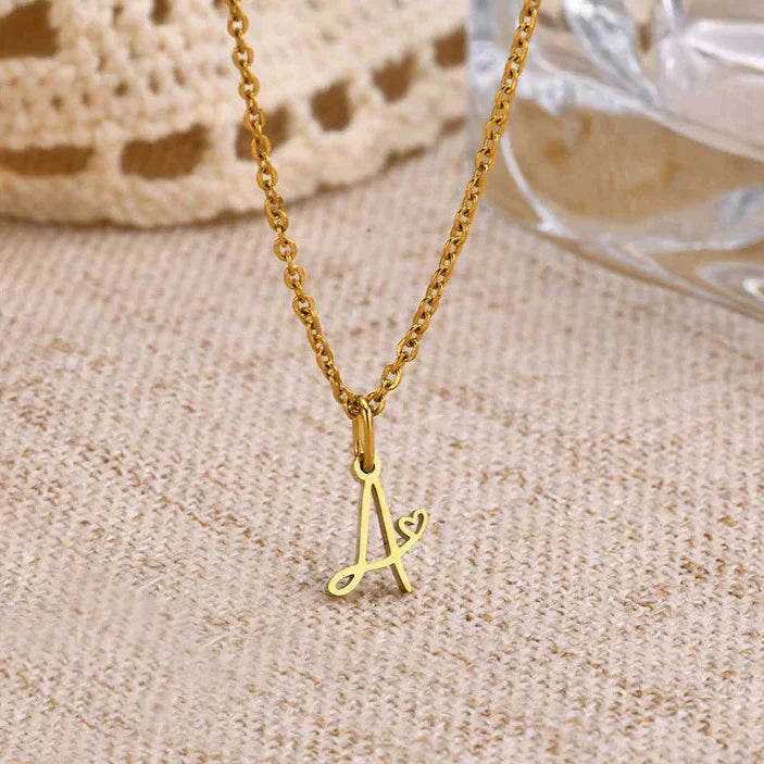 Damesketting met hanger met initiaalletter en hart 