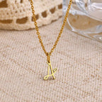 Damesketting met hanger met initiaalletter en hart 
