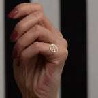 Fijne ketting met ronde opengewerkte levensboom-hanger goud
