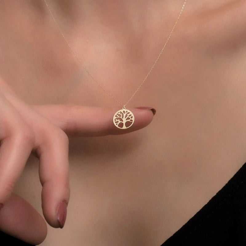 Fijne ketting met ronde opengewerkte levensboom-hanger goud