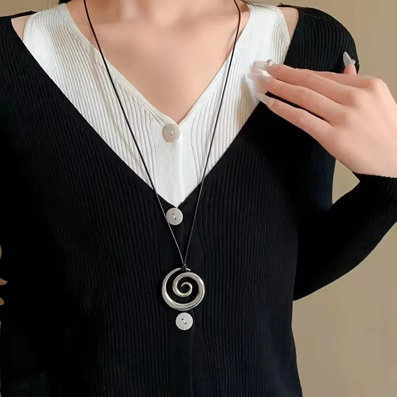 Lange ketting met zilverkleurige spiraalhanger