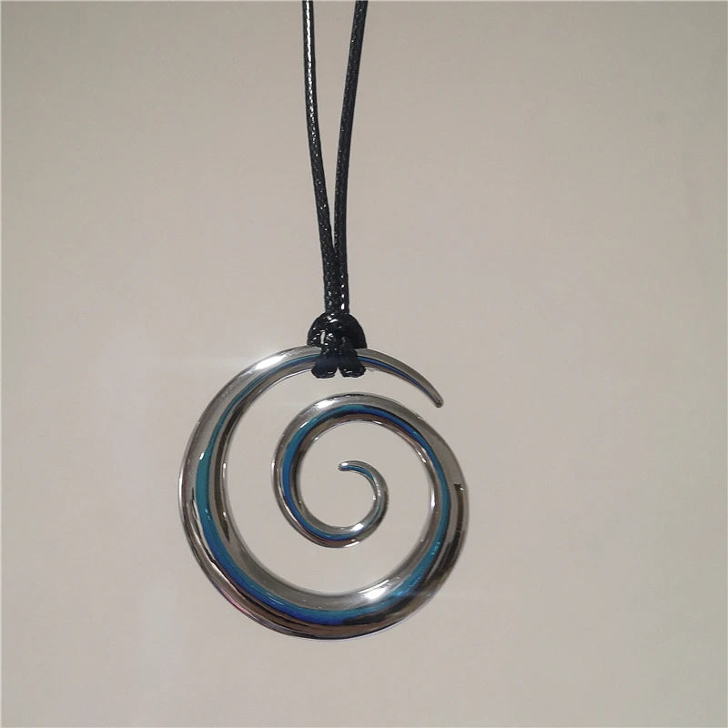 Lange ketting met zilverkleurige spiraalhanger