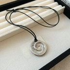 Lange ketting met zilverkleurige spiraalhanger