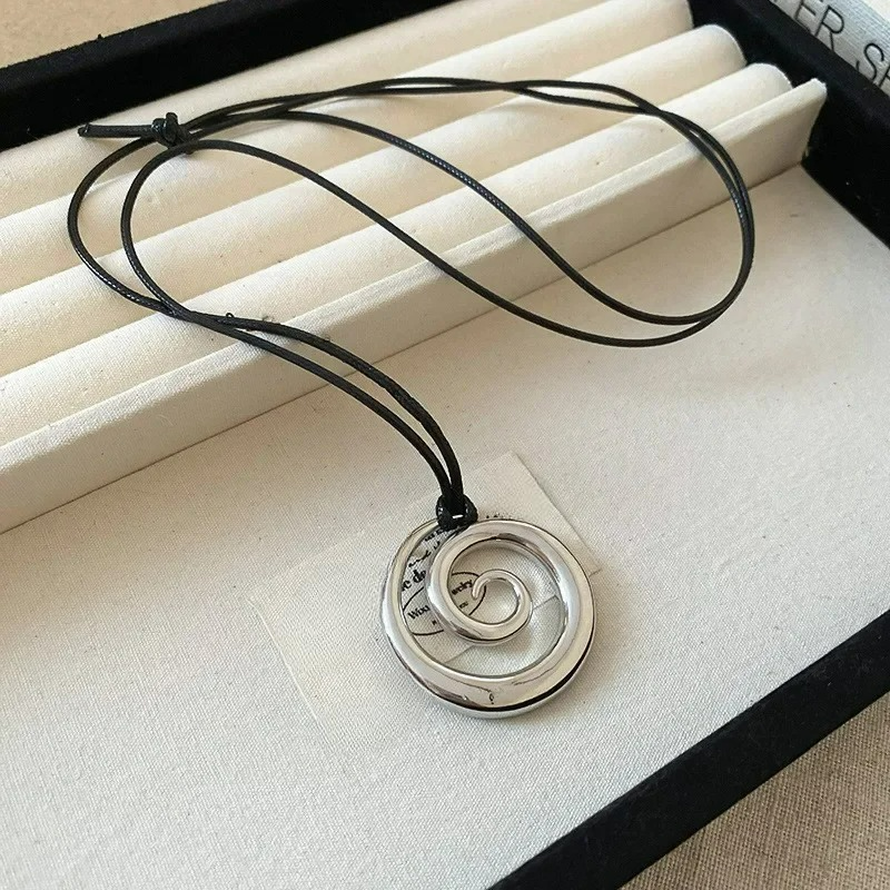 Lange ketting met zilverkleurige spiraalhanger