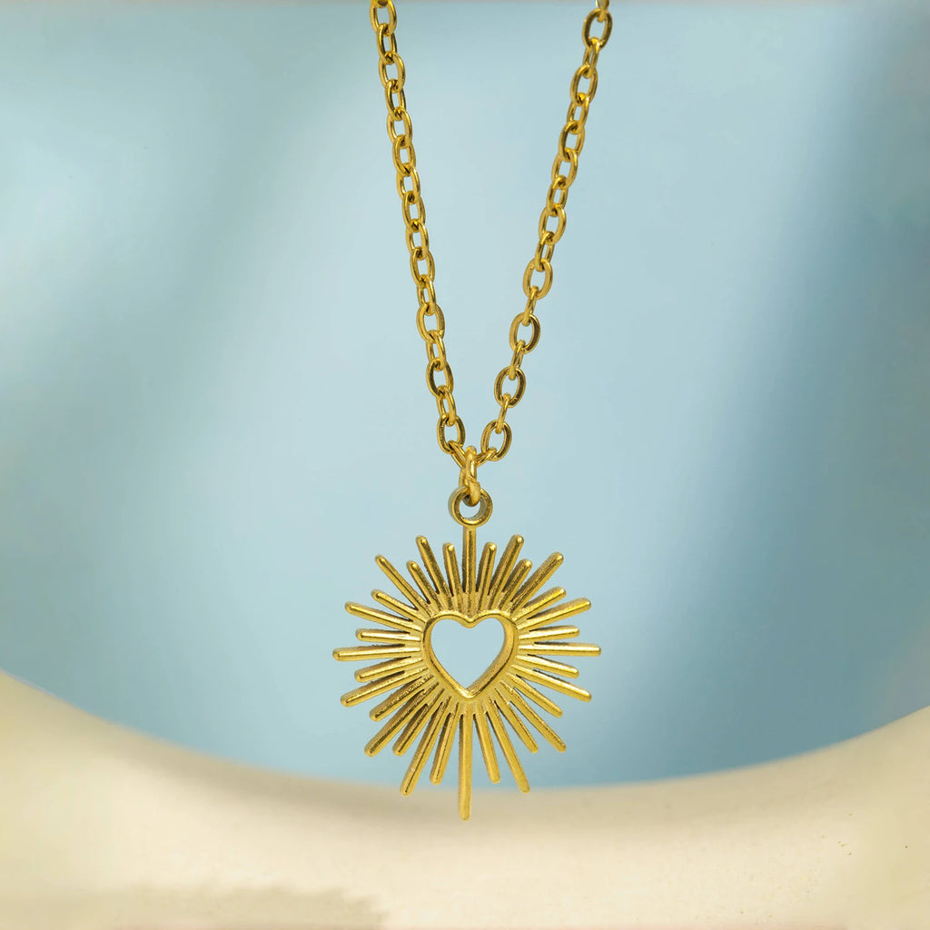Collier motif soleil éclatant et cœur central or