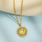Collier motif soleil éclatant et cœur central or
