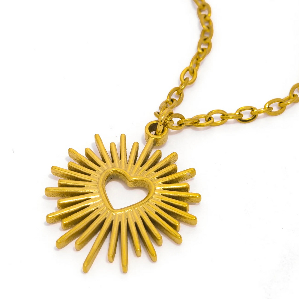 Collier avec son pendentif soleil et cœur