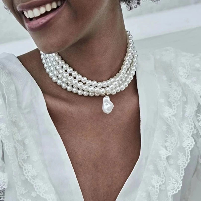 Meerrangige ketting met zilveren druppelvormige parelhanger