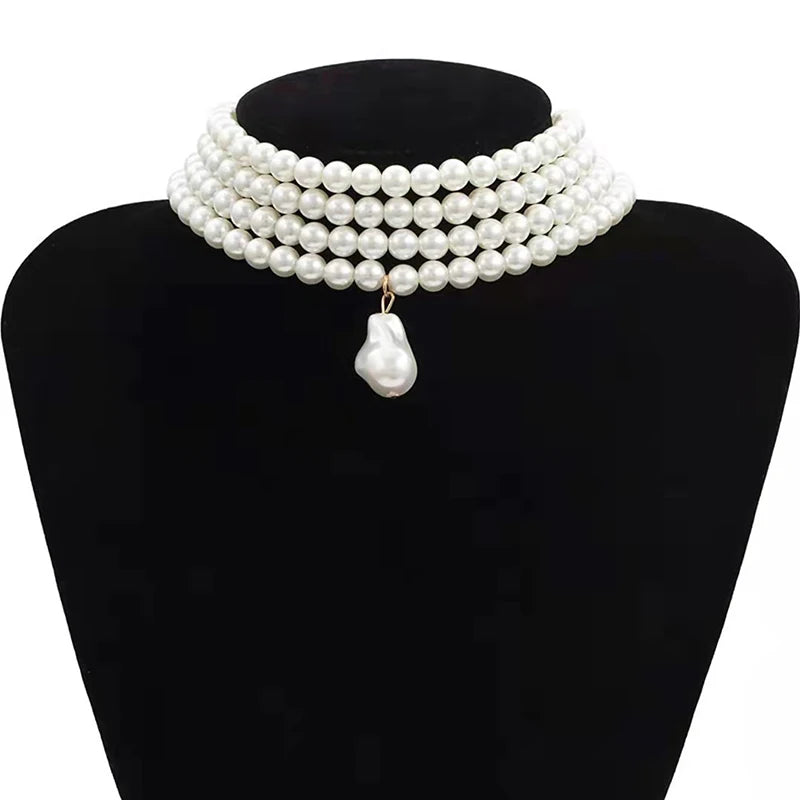 Meerrangige ketting met gouden druppelvormige parelhanger