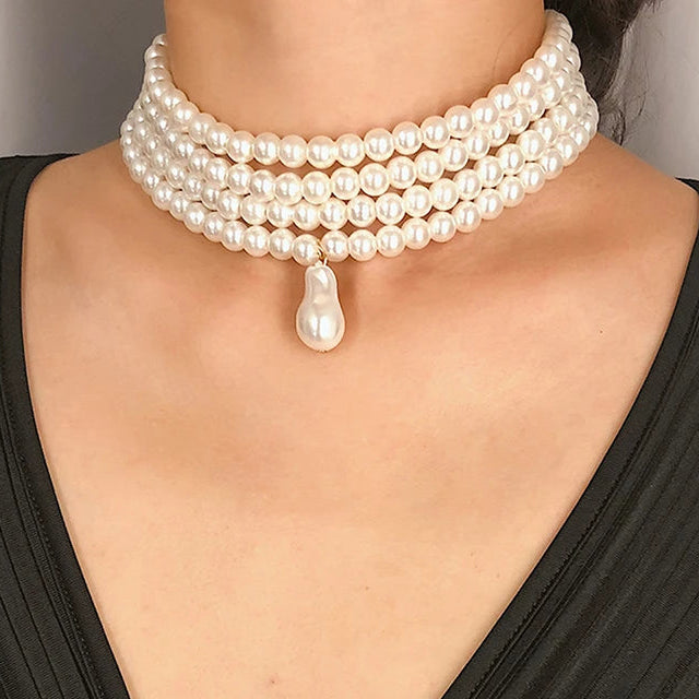 Meerrangige ketting met gouden druppelvormige parelhanger
