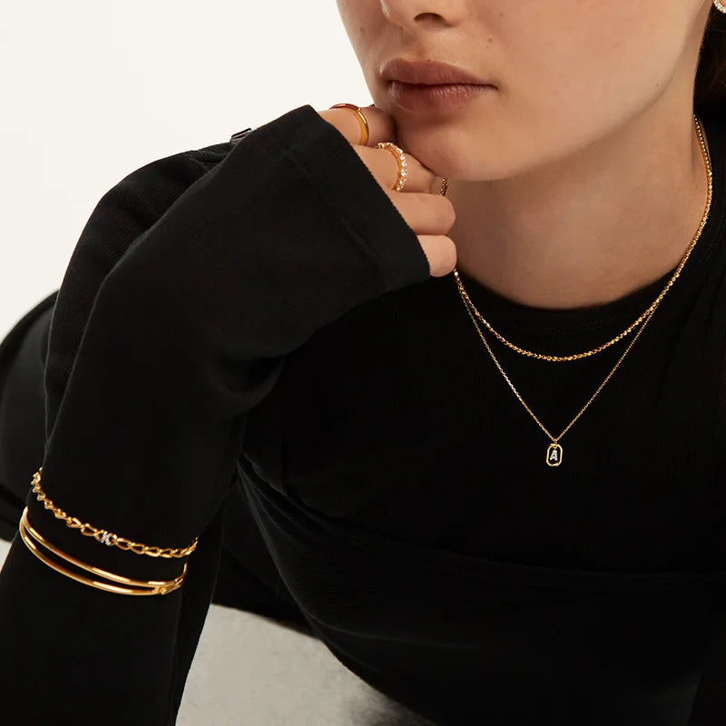 Damesketting met zeshoekige initialenhanger