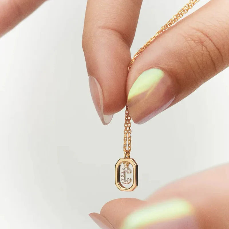 Damesketting met zeshoekige initialenhanger c