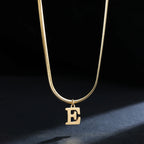 Dames chokerketting met initiaalhanger e