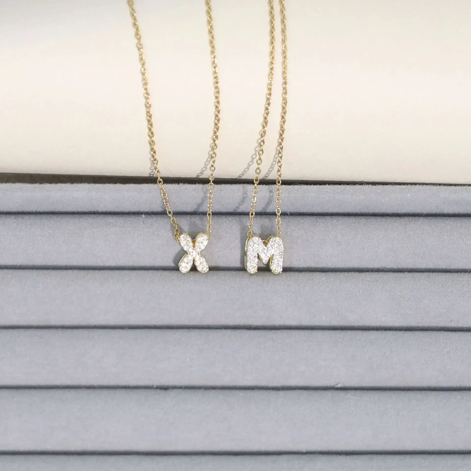 Dames chokerketting met minimalistische initiaalhanger