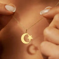 Damesketting met symbolische islamitische hanger halve maan en Arabische ster goud