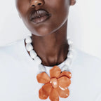 Collier Ras de Cou avec Grand Pendentif Fleur orange