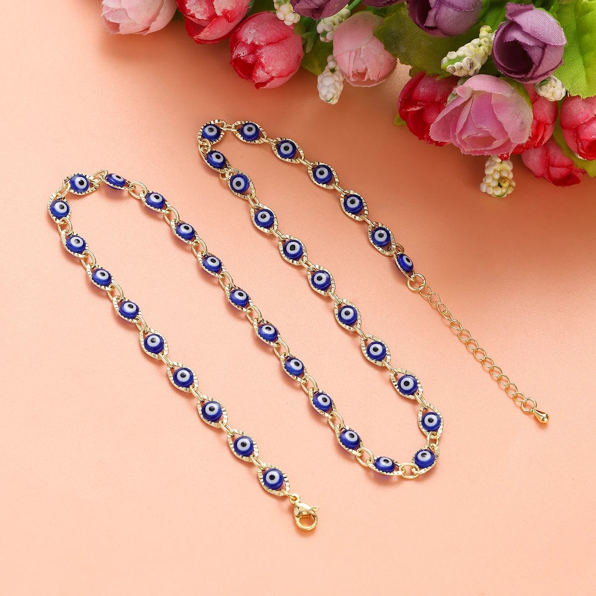 Birden fazla koyu mavi nazar boncuğu uçlu choker kolye