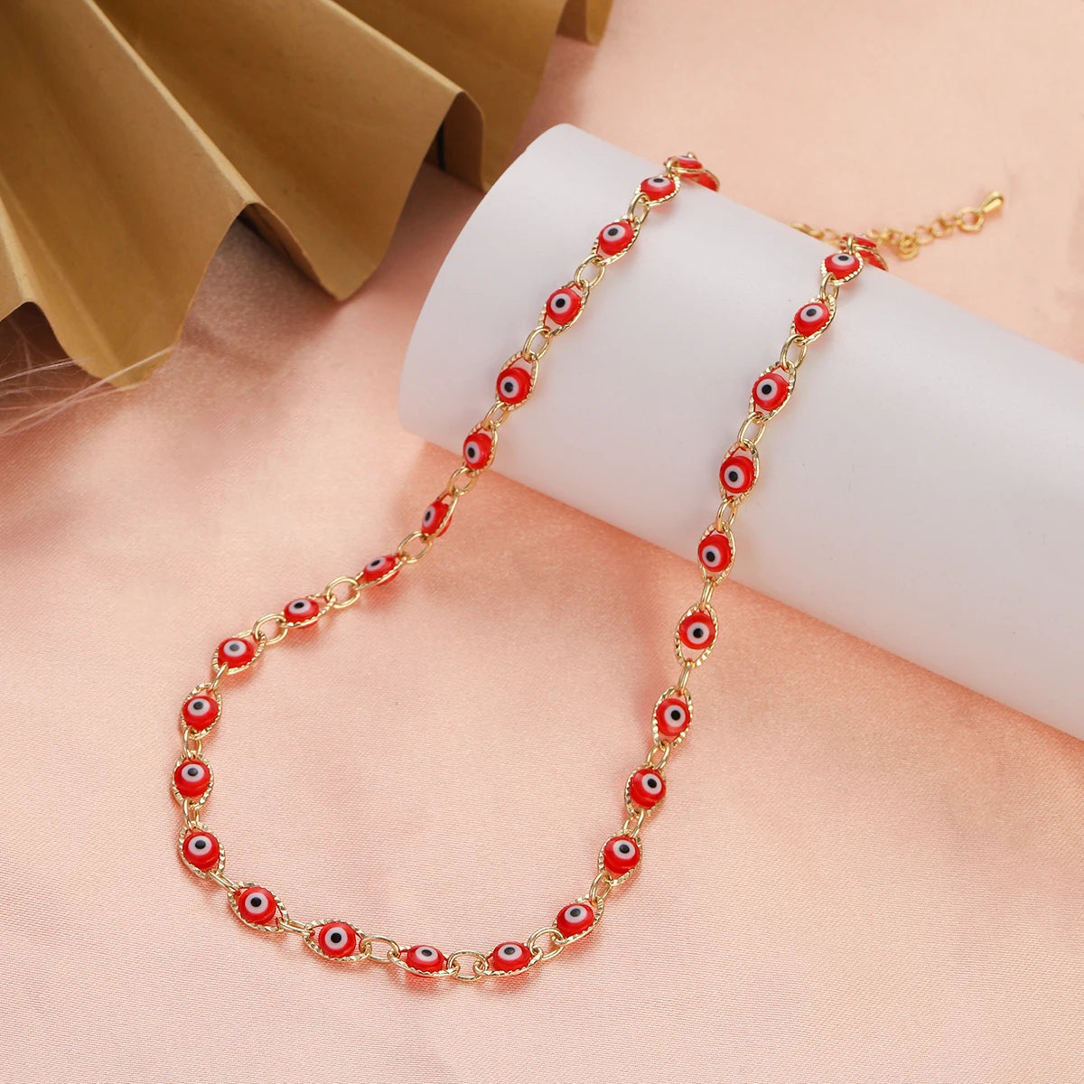 Birden fazla açık kırmızı nazar boncuğu uçlu choker kolye