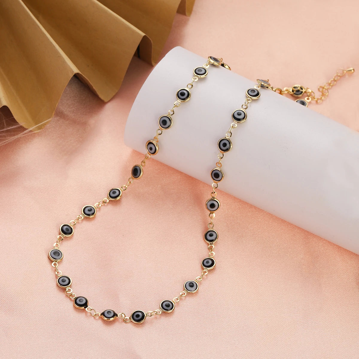 Birden fazla gri nazar boncuğu uçlu choker kolye 
