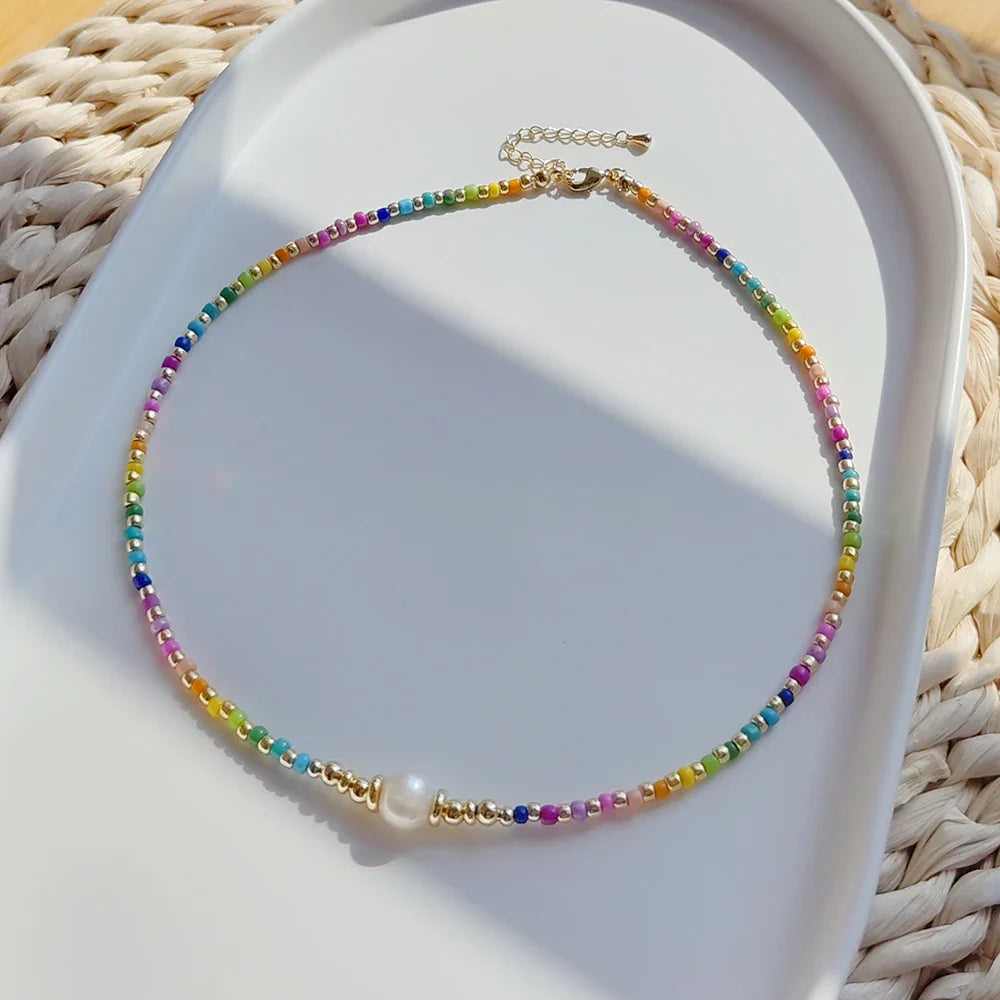 Chokerketting met regenbooghanger en kralen