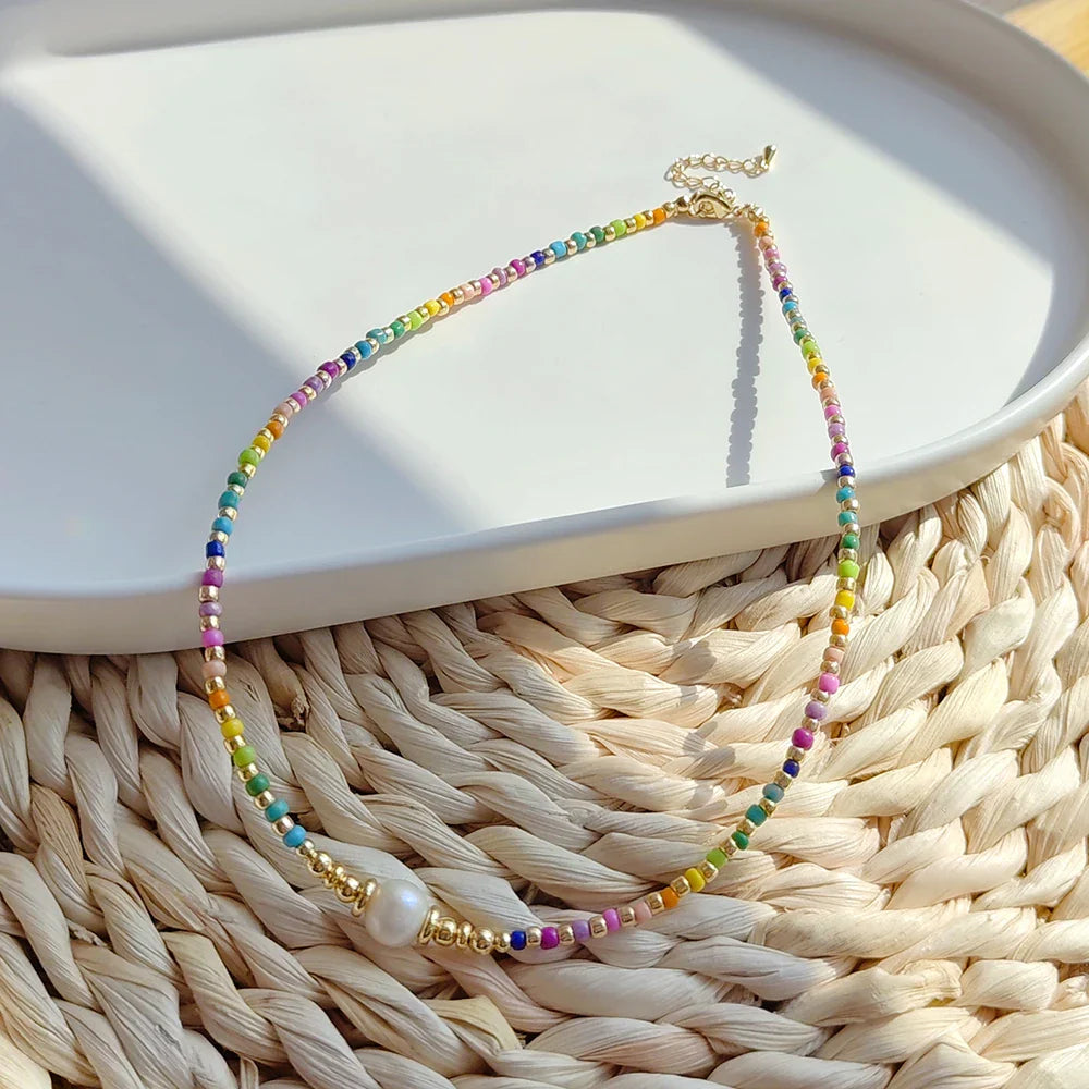Chokerketting met regenbooghanger en kralen